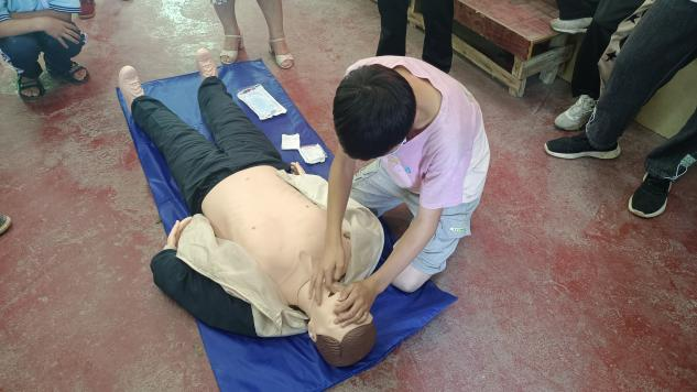 郦家坪镇中学联合镇卫生院 开展防溺水急救演练