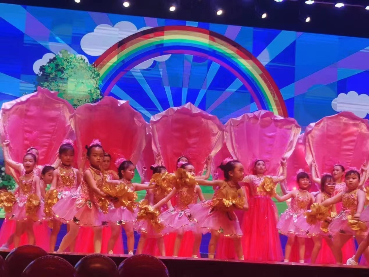 与爱同行，筑梦成长