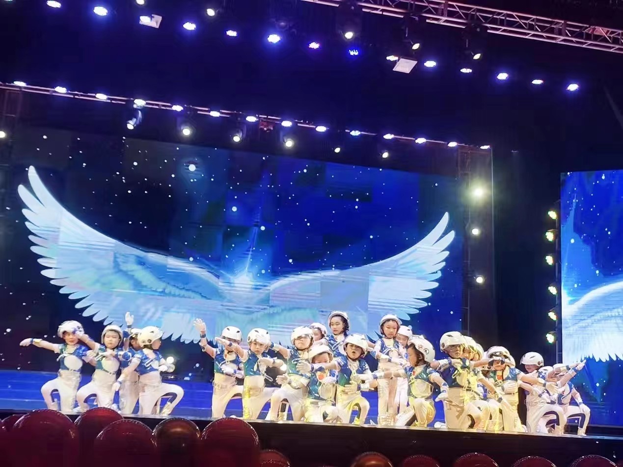 与爱同行，筑梦成长