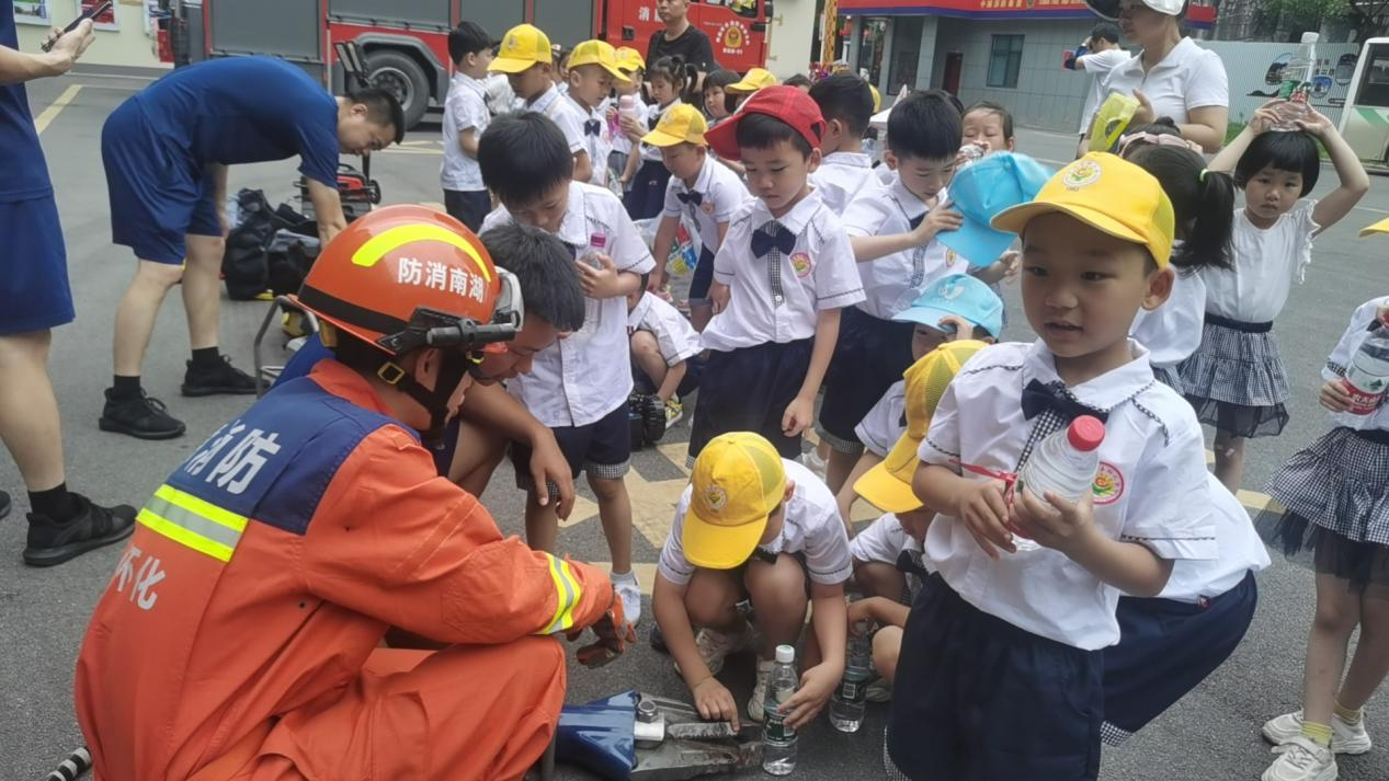 辰溪县幼儿园开展“消防宣传进万家，平安相伴你我他”消防主题活动