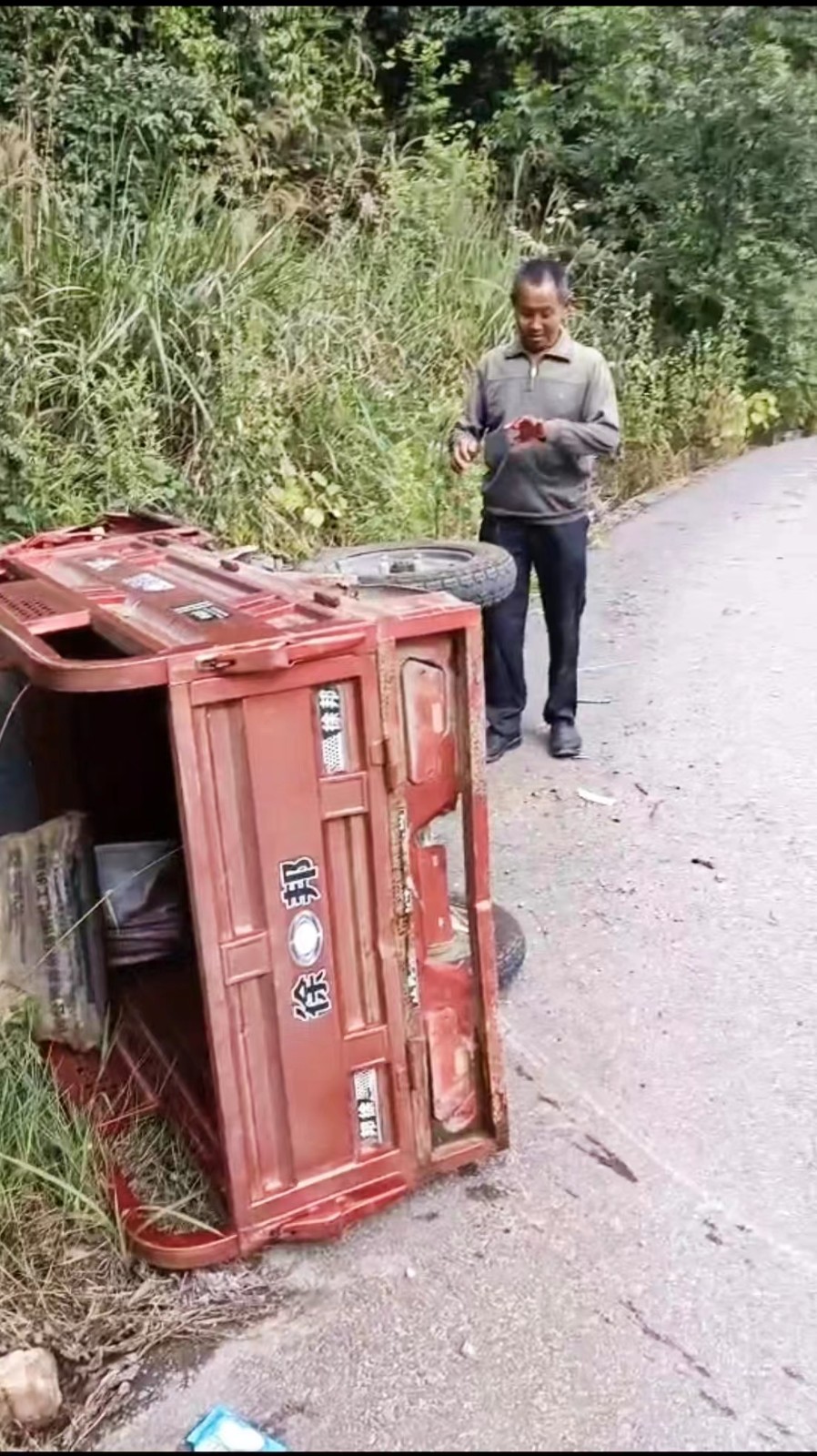七旬老人驾车不慎侧翻 司法局干部挺身而出，暖心救助