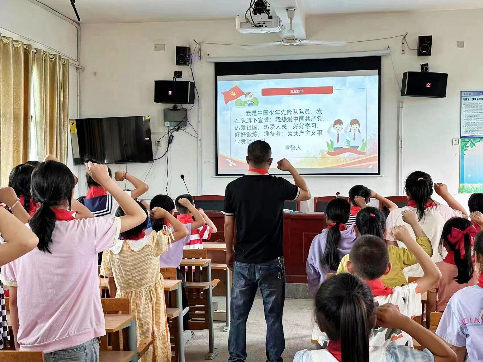 白沙中心小学举行少先队新队员入队仪式