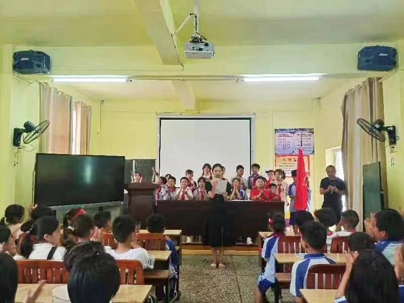 塘田市镇中心完小举行少先队员入队仪式