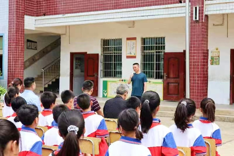 郦家坪镇镇长唐林强到 姚家铺小学开展防溺水安全教育