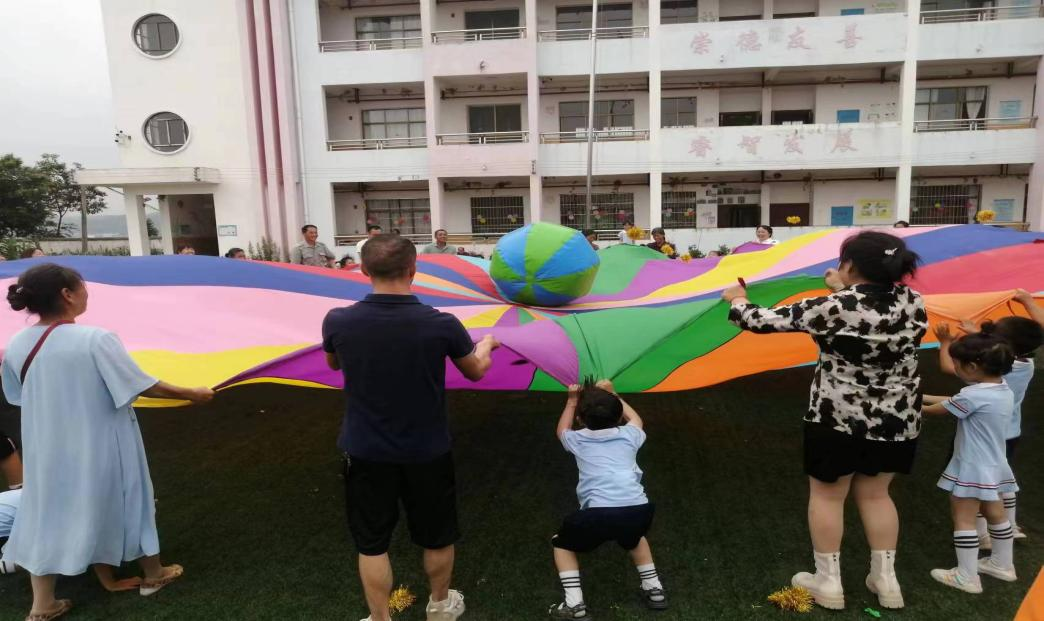 万塘乡白马田幼儿园 举行“六一”文艺展演暨亲子拓展游戏