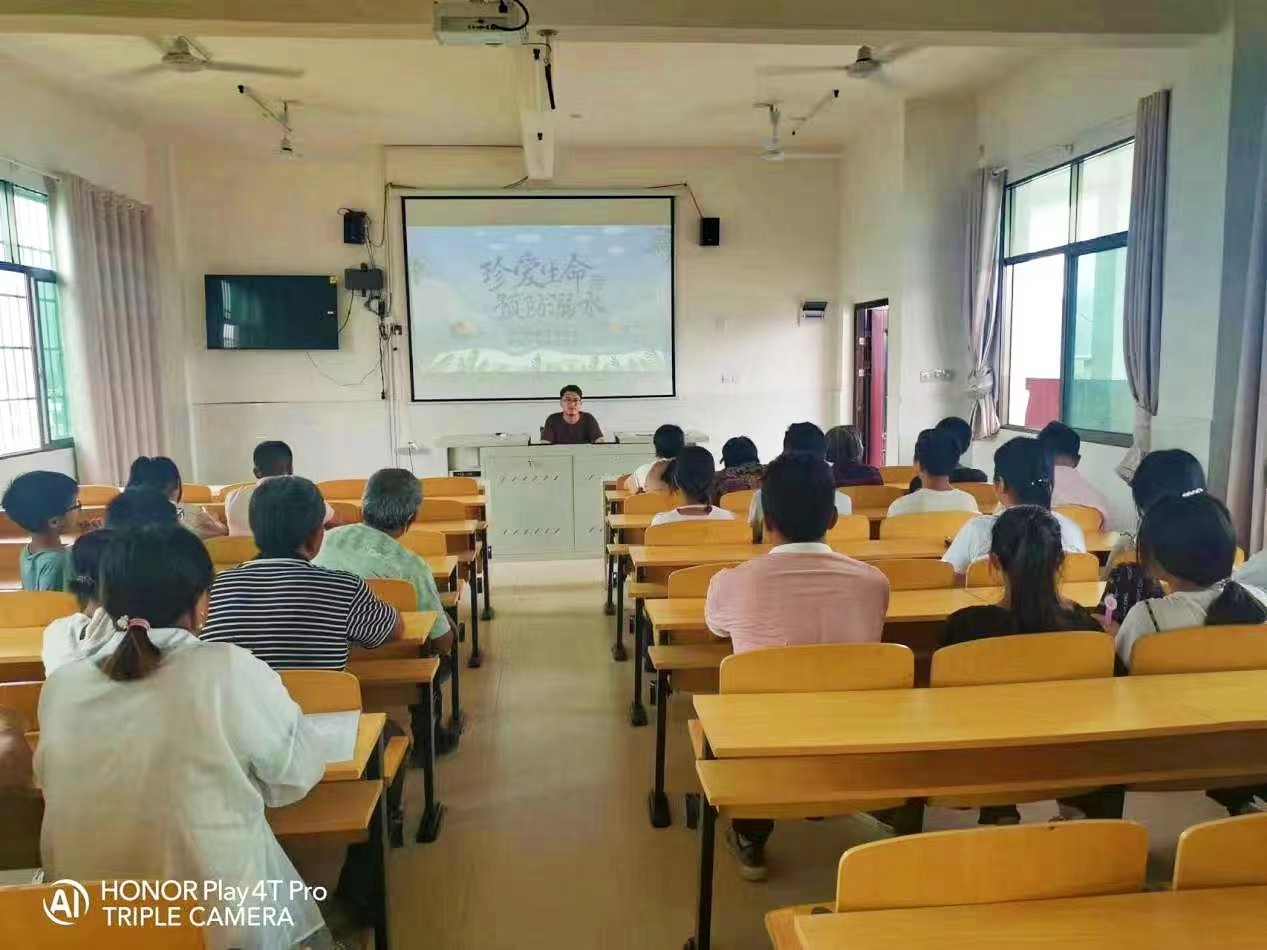 万塘中学召开防溺水专题家长会