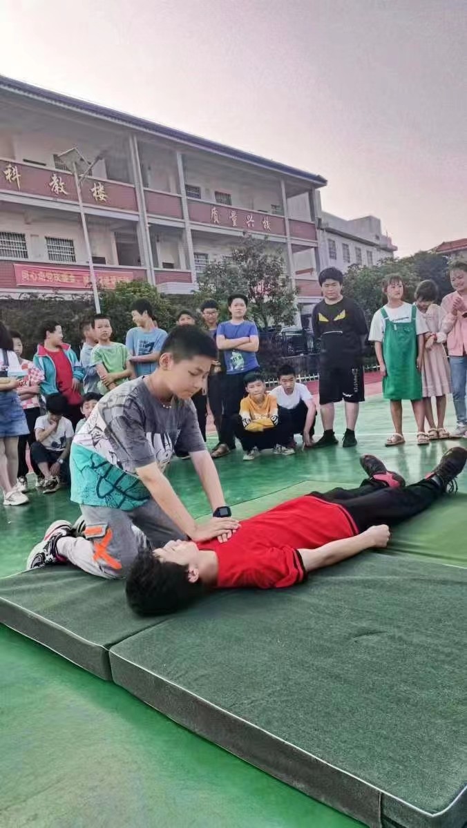 万塘乡中心小学开展防溺水安全演练