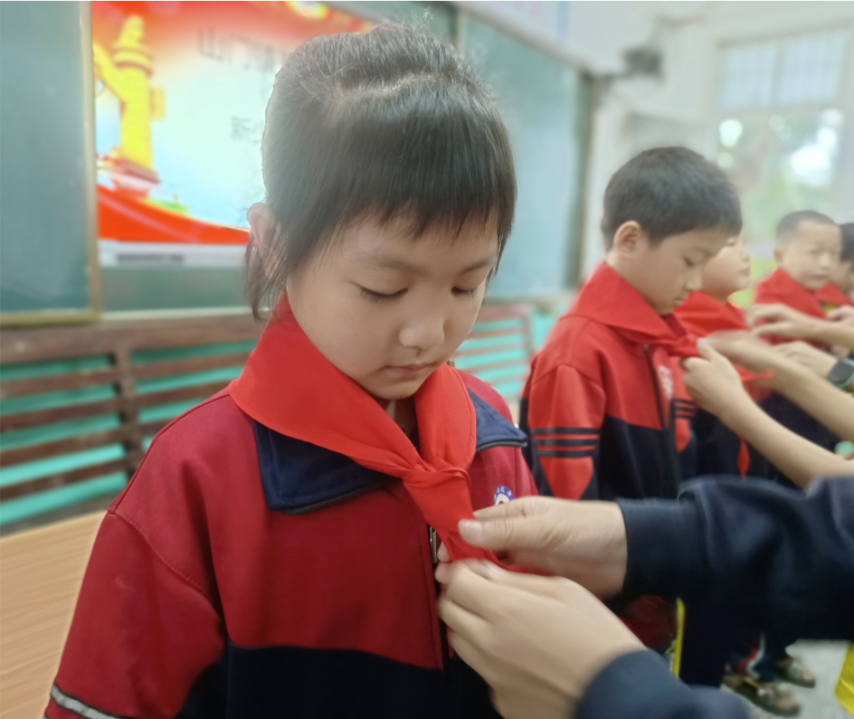 横溪中学小学部：举行少先队员入队仪式