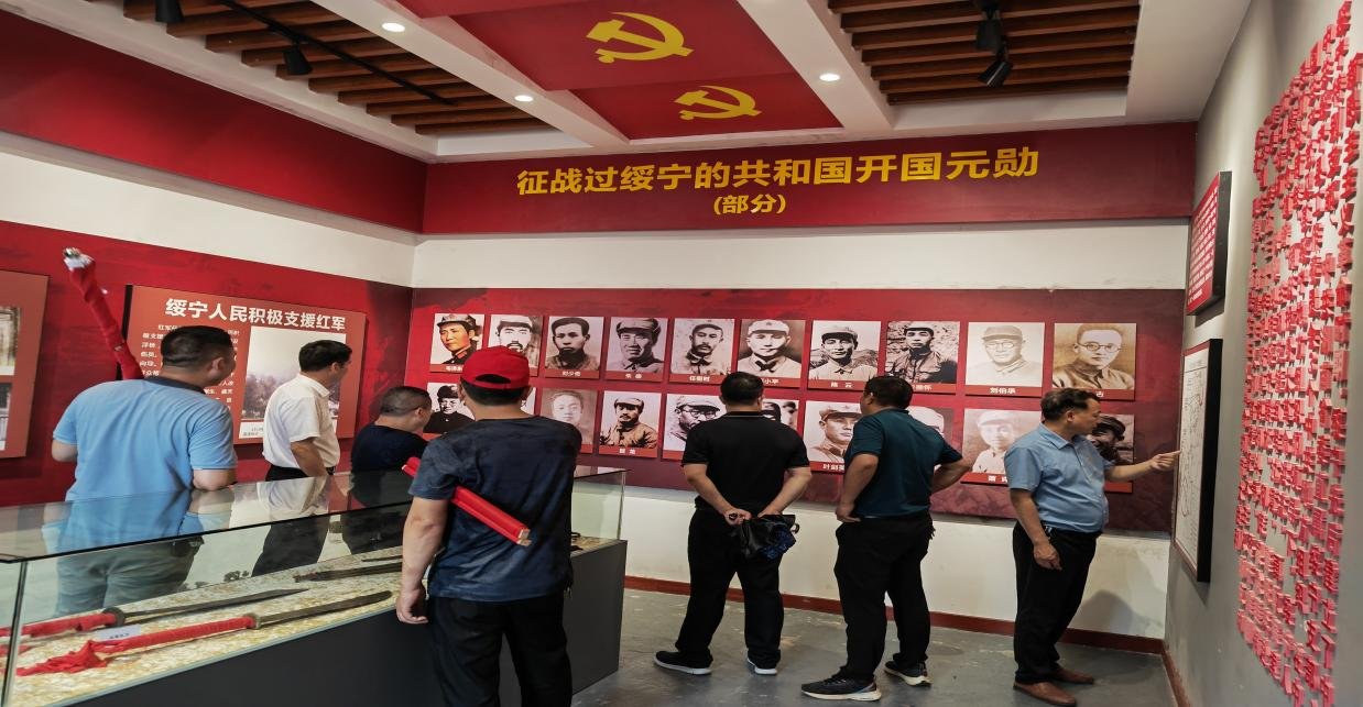 “追寻红色足迹  熔铸民族之魂”