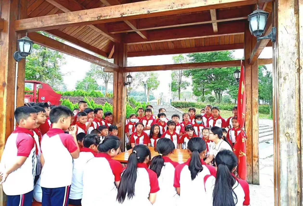 “争当河小青，共护母亲河”