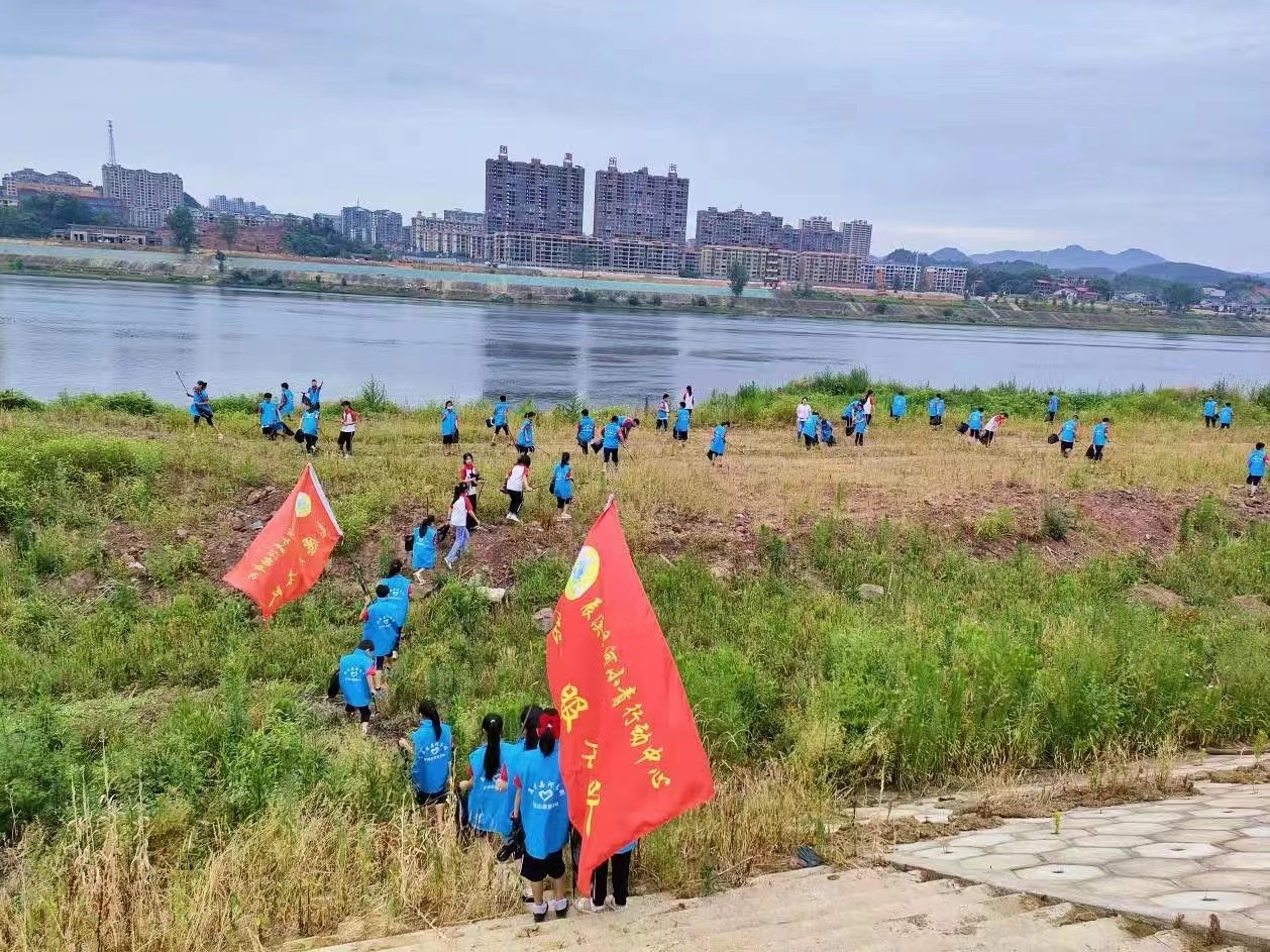 “争当河小青，共护母亲河”