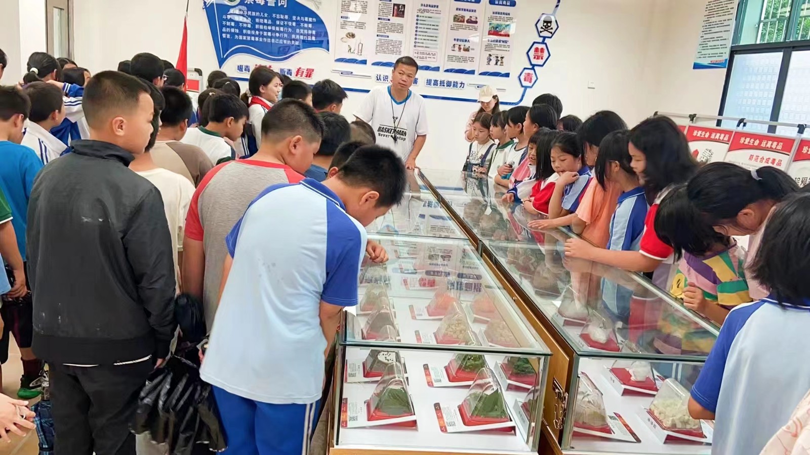 塘田市镇中心完全小学参观塘田市镇中学禁毒教育基地