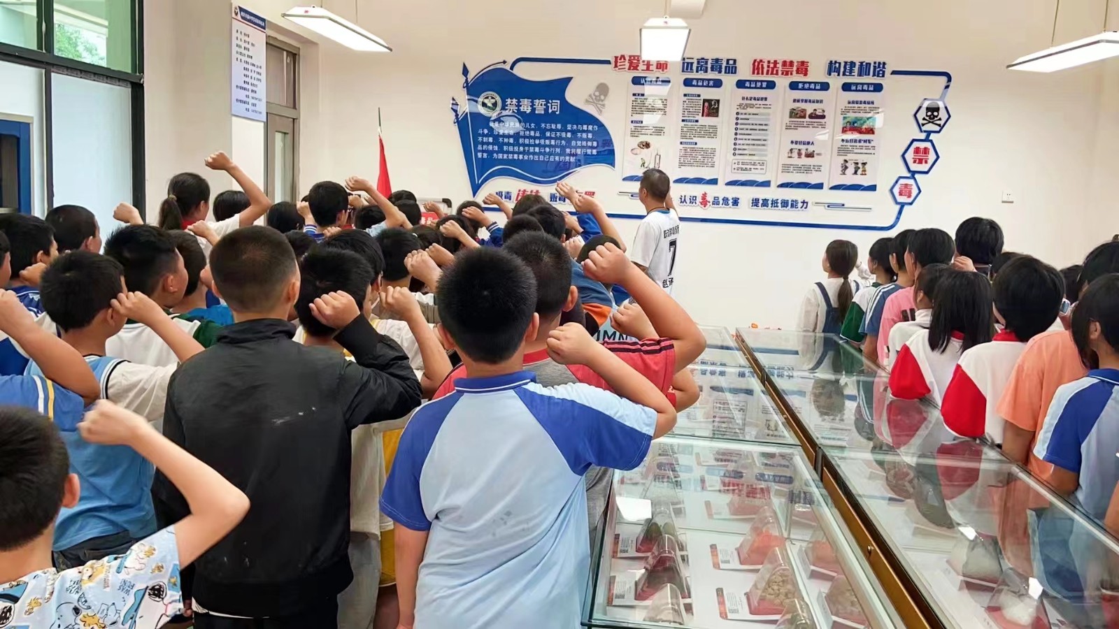 塘田市镇中心完全小学参观塘田市镇中学禁毒教育基地