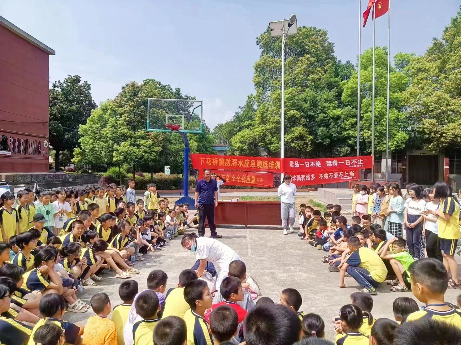 开展防溺水安全演练，筑牢生命安全线