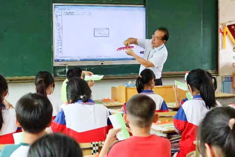 郦家坪镇姚家铺小学:长沙市天心区新天小学到我校开展送教下乡及爱心捐赠