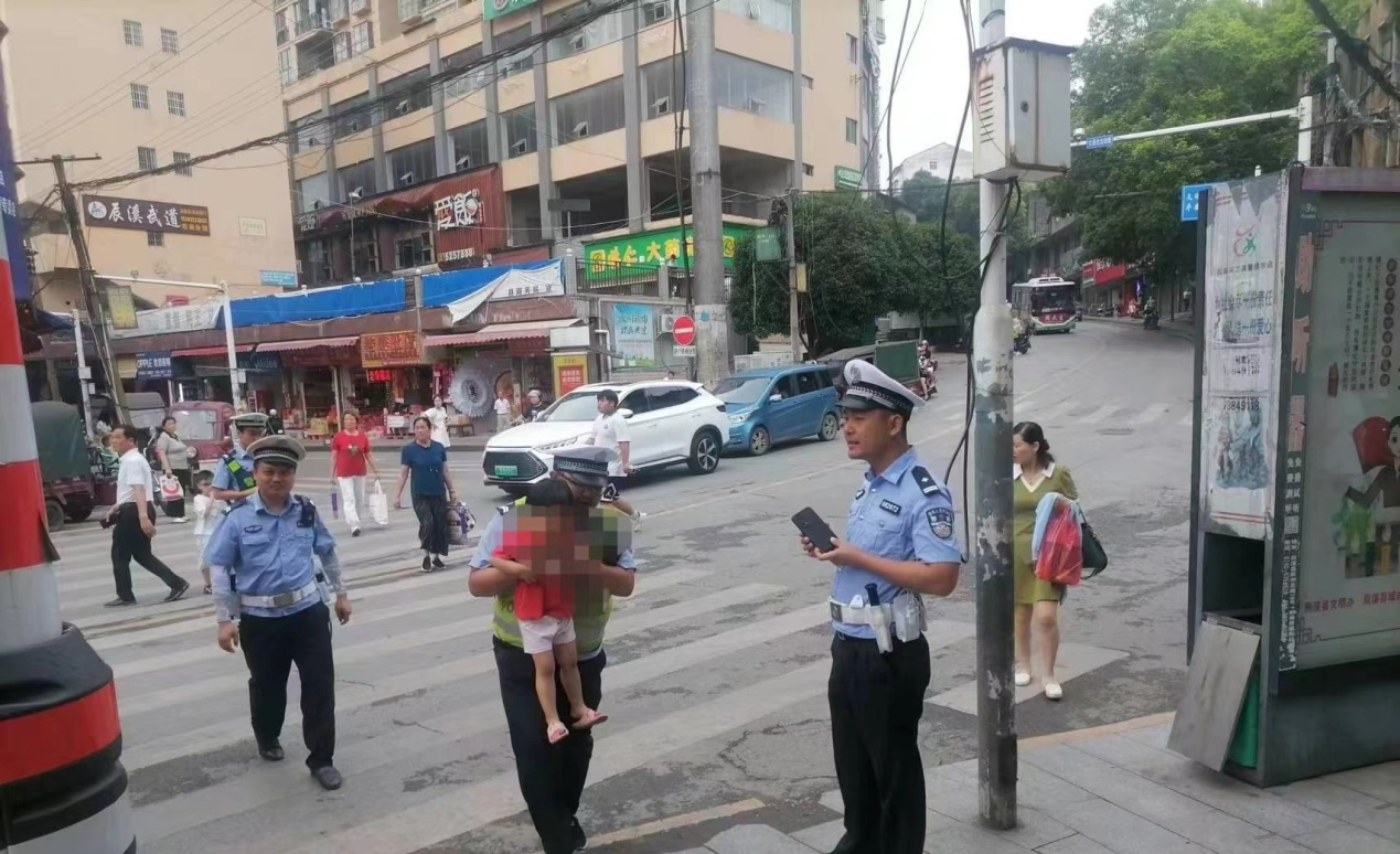 辰溪：三岁女童街头迷路 暖心交警帮找家人