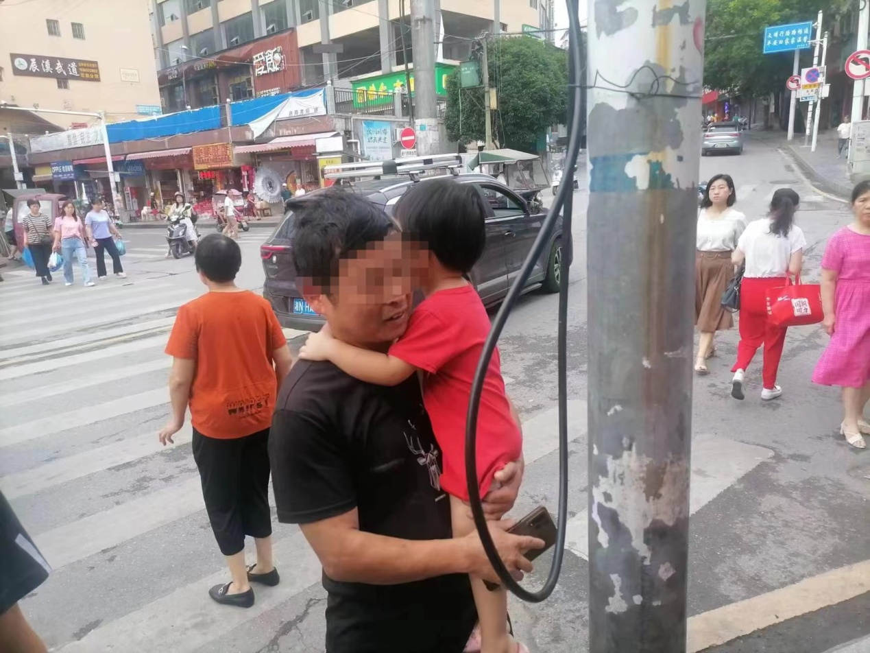 辰溪：三岁女童街头迷路 暖心交警帮找家人