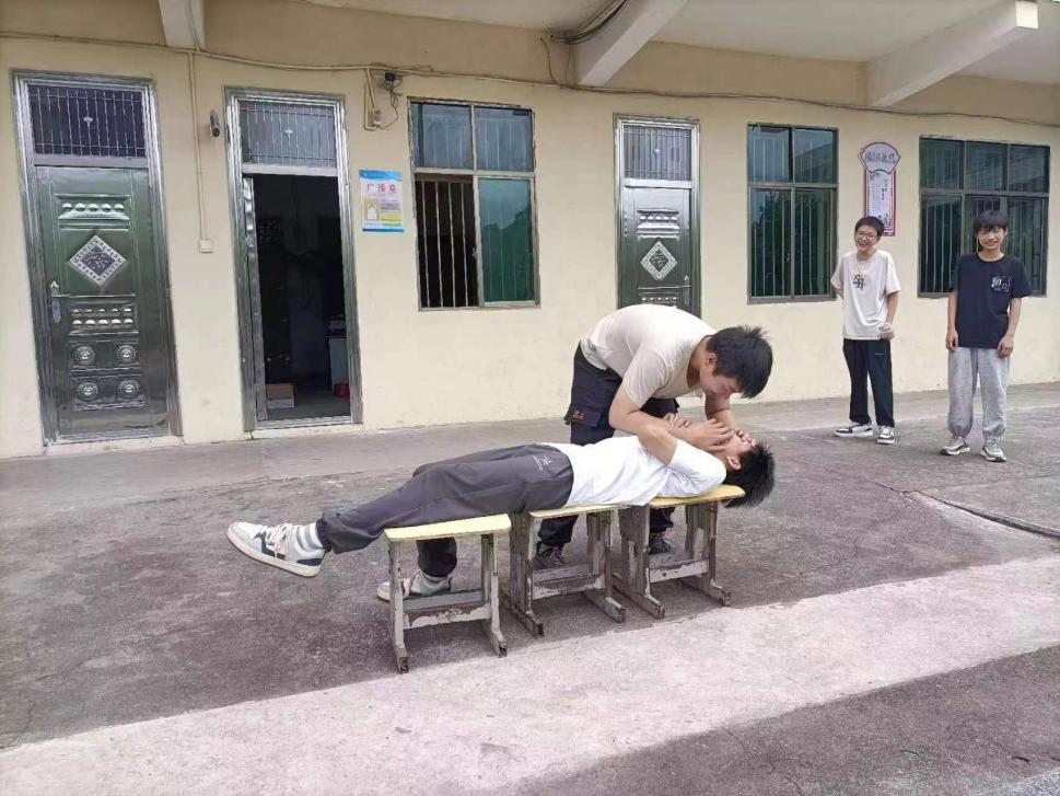 小溪市乡中学开展“防溺水”应急演练活动