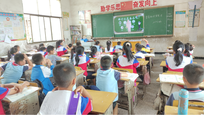 筑牢安全墙，护航助成长