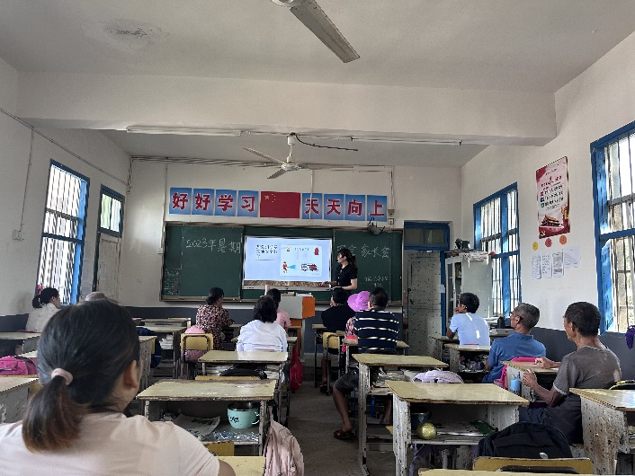 河伯乡石塘小学召开暑期安全教育家长会