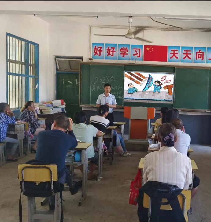 河伯乡石塘小学召开暑期安全教育家长会