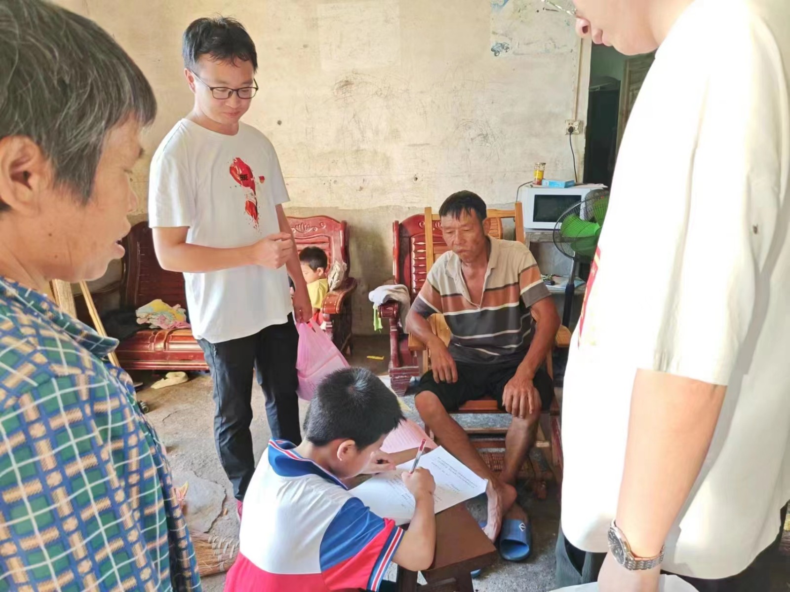 郦家坪镇中心学校总支开展防溺水家访实践