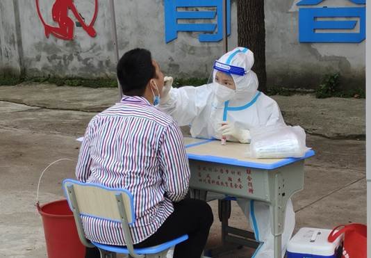 筑牢校园疫情防控堡垒——金称市镇中学开展第二次师生全员核酸检测