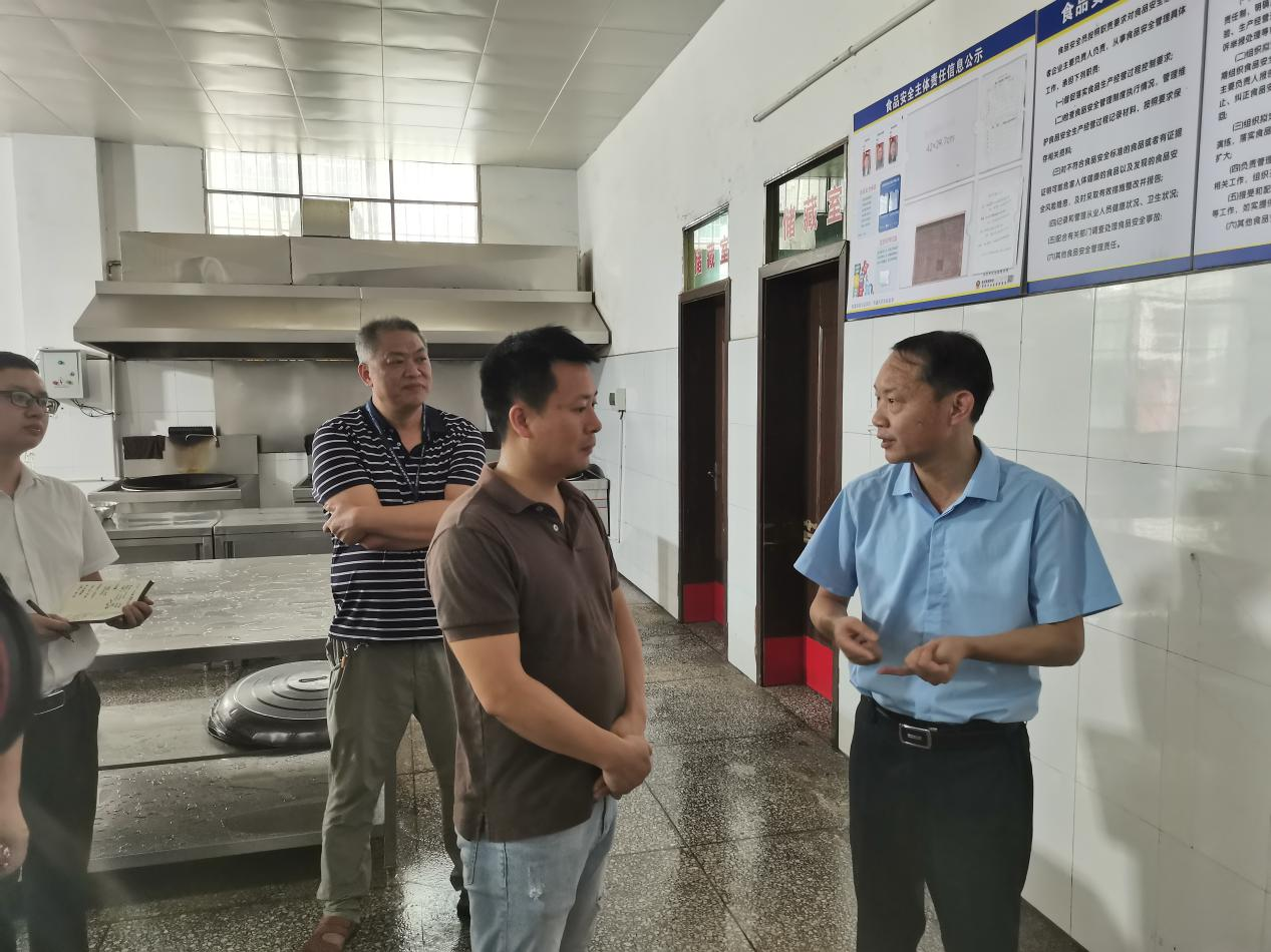 邵阳县委副书记、县长周玉祥带队督导检查校园食品安全工作