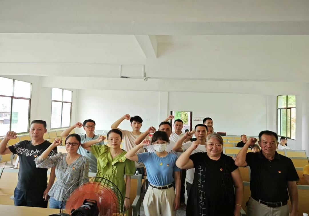 郦家坪镇中心完小联合党支部组织党员观看 县“学思想、强党性、重实践、建新功”集中主题党日活动