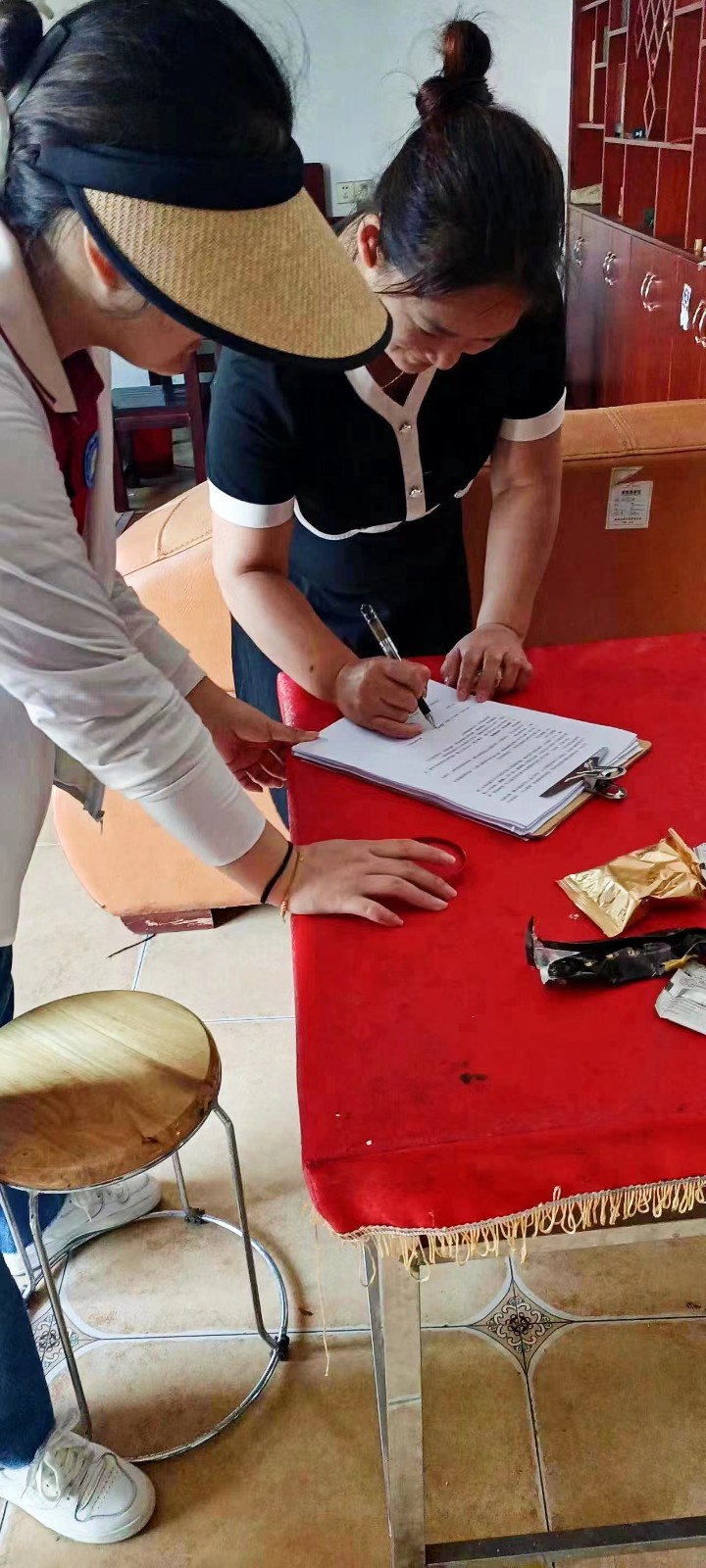 炎炎夏日行，浓浓家访情