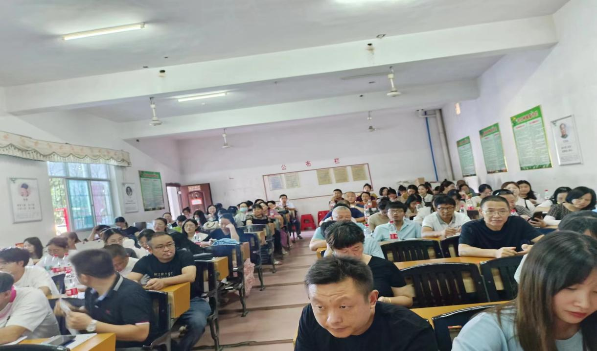 潜心立德正师风，培根铸魂育新人