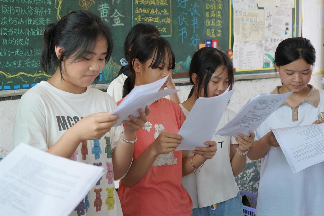 湖南师范大学新闻与传播学院“乘梦以航”赴邵阳下花桥镇暑期社会实践团开展“英文话剧进课堂”课程