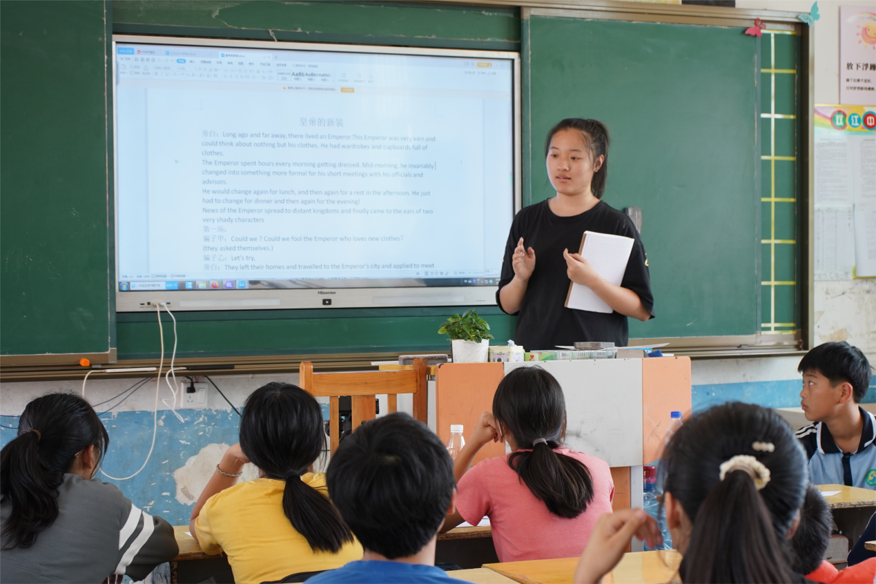 湖南师范大学新闻与传播学院“乘梦以航”赴邵阳下花桥镇暑期社会实践团开展“英文话剧进课堂”课程