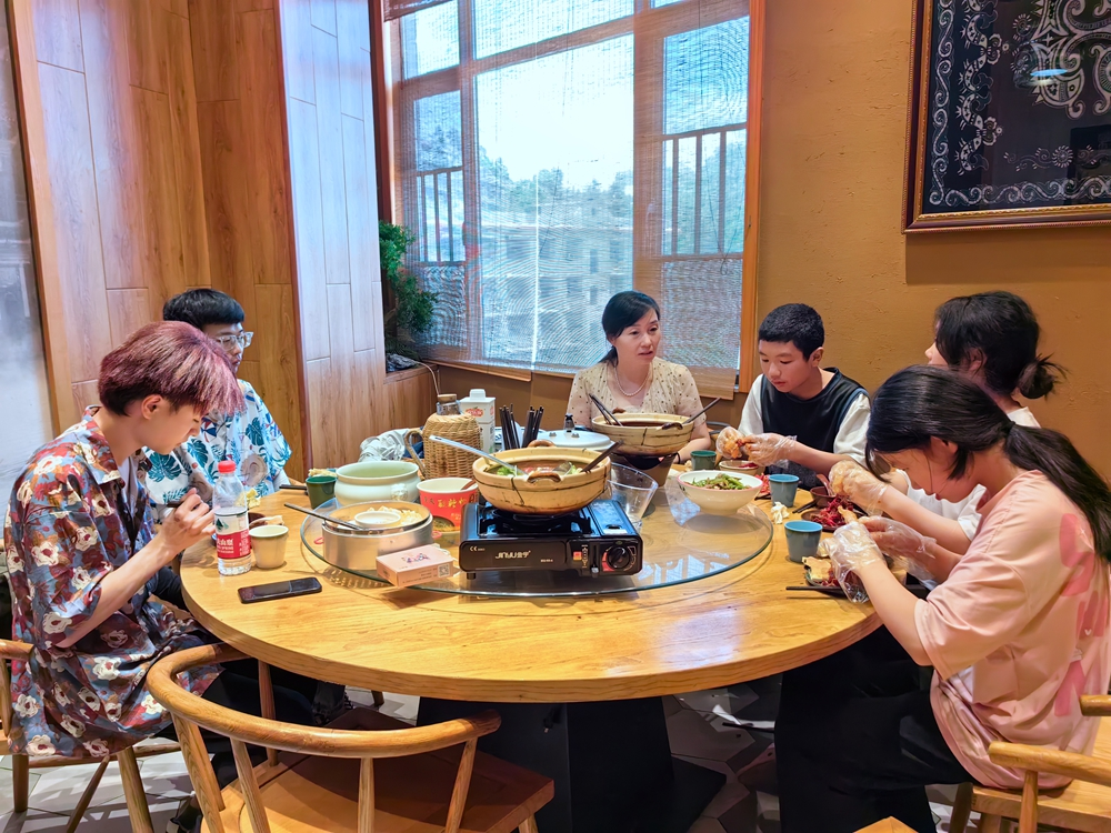 梦之航委员工作室协同泉州由趣品牌方代表开展帮扶助学活动