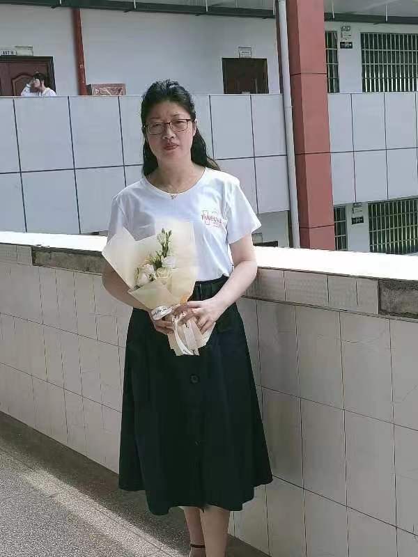 用责任书写人民教师担当