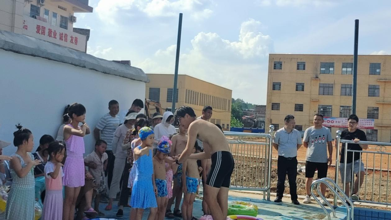 暑假游泳进校园，护航学生安全不放假