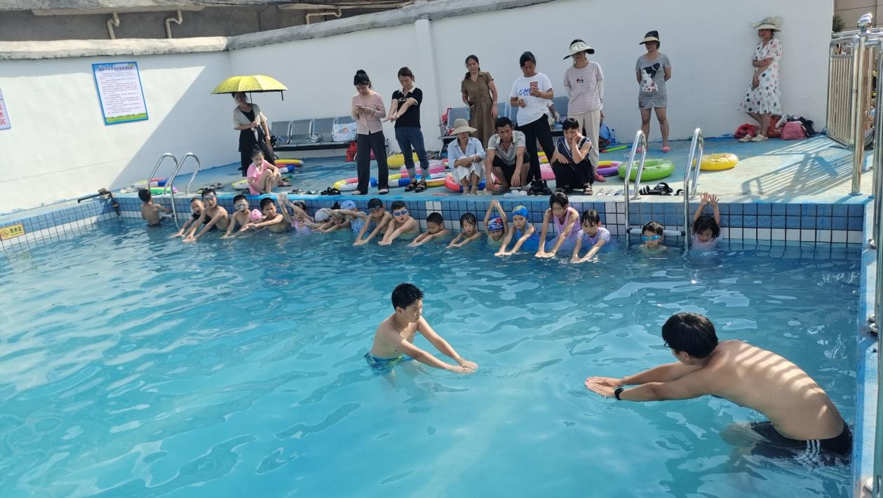 暑假游泳进校园，护航学生安全不放假