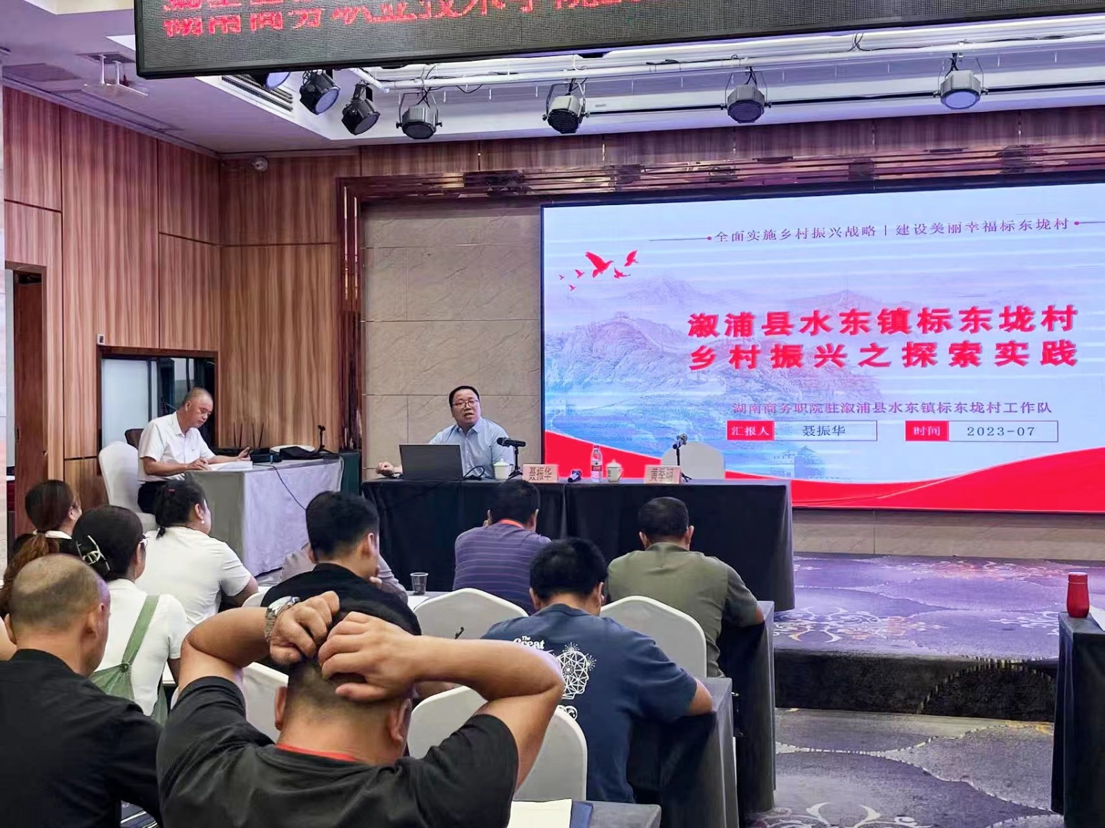 你且徐徐问，待我缓缓答