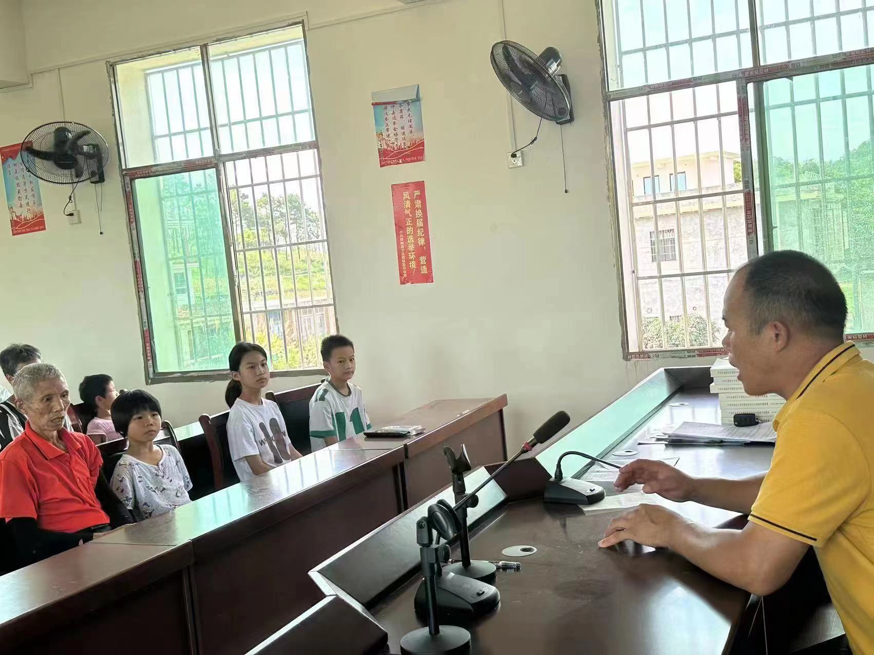 下花桥镇中学暑假安全教育在两路村隆重开展