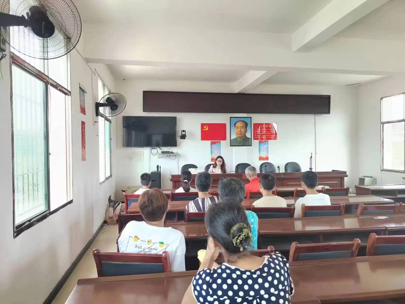 下花桥镇中学暑假安全教育在两路村隆重开展