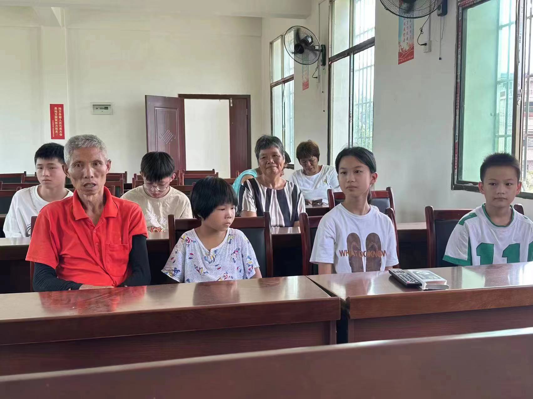 下花桥镇中学暑假安全教育在两路村隆重开展