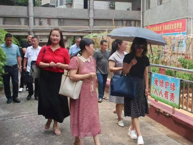 邵东市城区第一完全小学申报湖南省劳动教育实验校接受市县实地考察评审