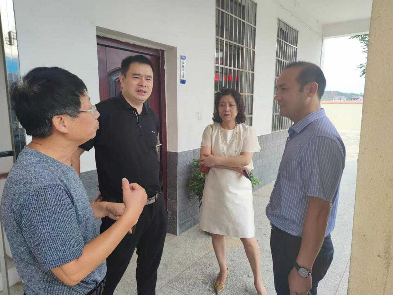 县教育局领导莅临谷洲镇检查教师 暑期培训工作