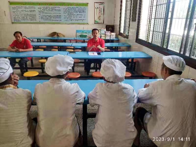 秋季学期武冈市红星小学召开食堂管理工作暨食品安全培训会