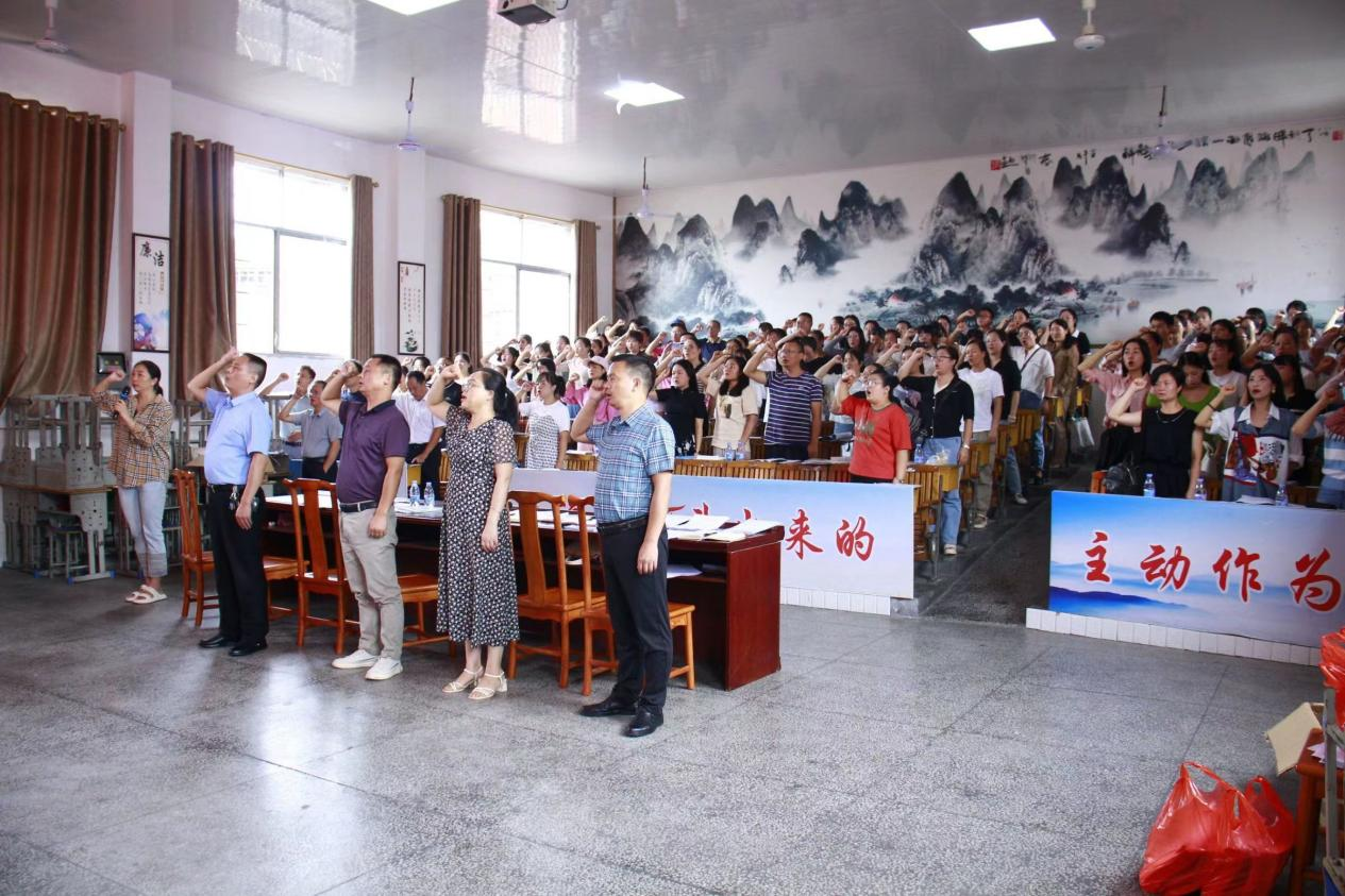 武冈市红星小学召开下学期开学工作会议