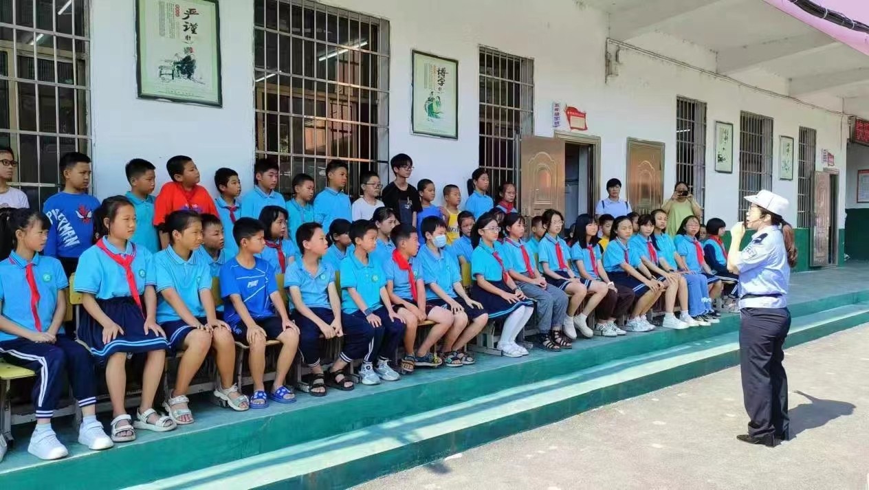 塘渡口镇第二完全小学开展开学安全第一课