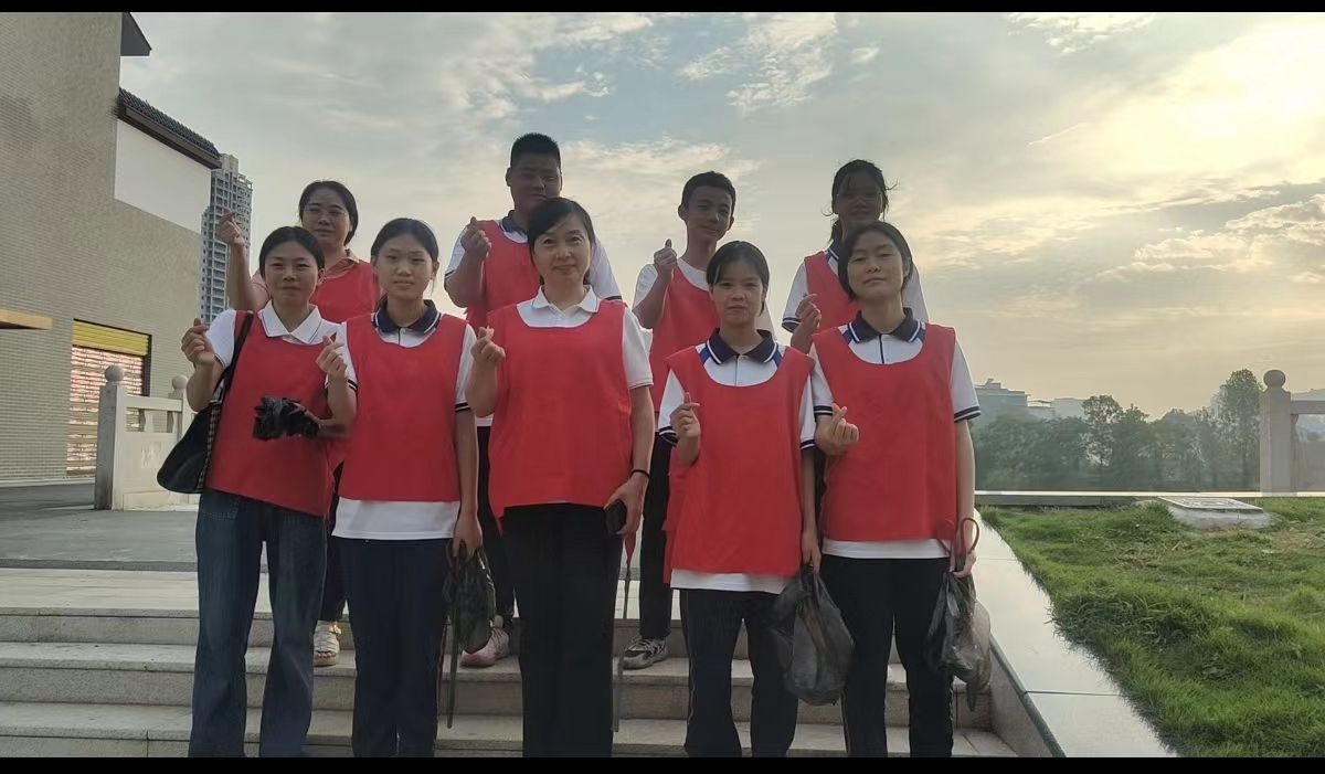 清理白色垃圾，保护母亲河