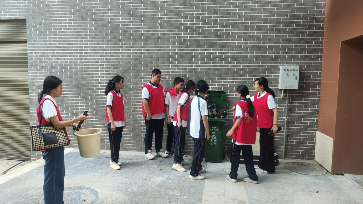 清理白色垃圾，保护母亲河