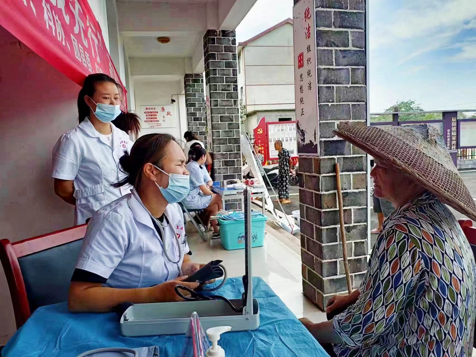 辰溪志愿服务进乡村，贴心服务暖人心