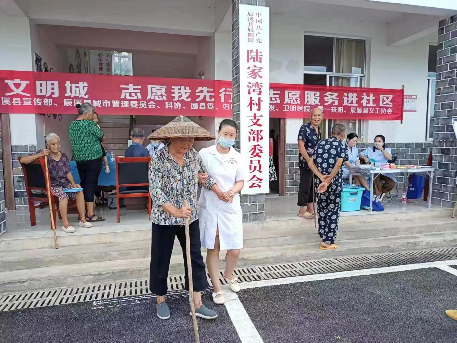 辰溪志愿服务进乡村，贴心服务暖人心